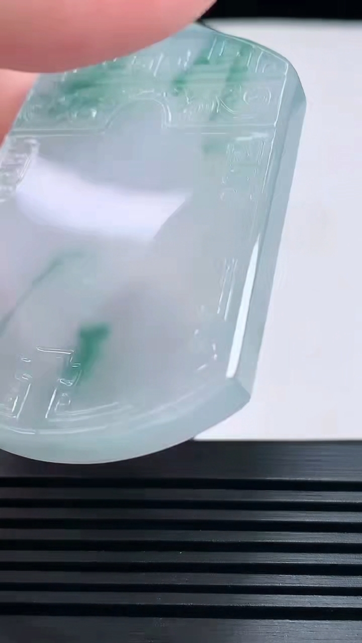 天然A货翡翠种飘花仿古无事牌吊坠，尺寸55.5-41-6 重量:37.28g
6月25日