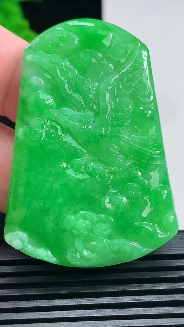 天然A货翡翠大鹏展翅吊坠，尺寸53-37-4.5 重量:18.63g
6月25日