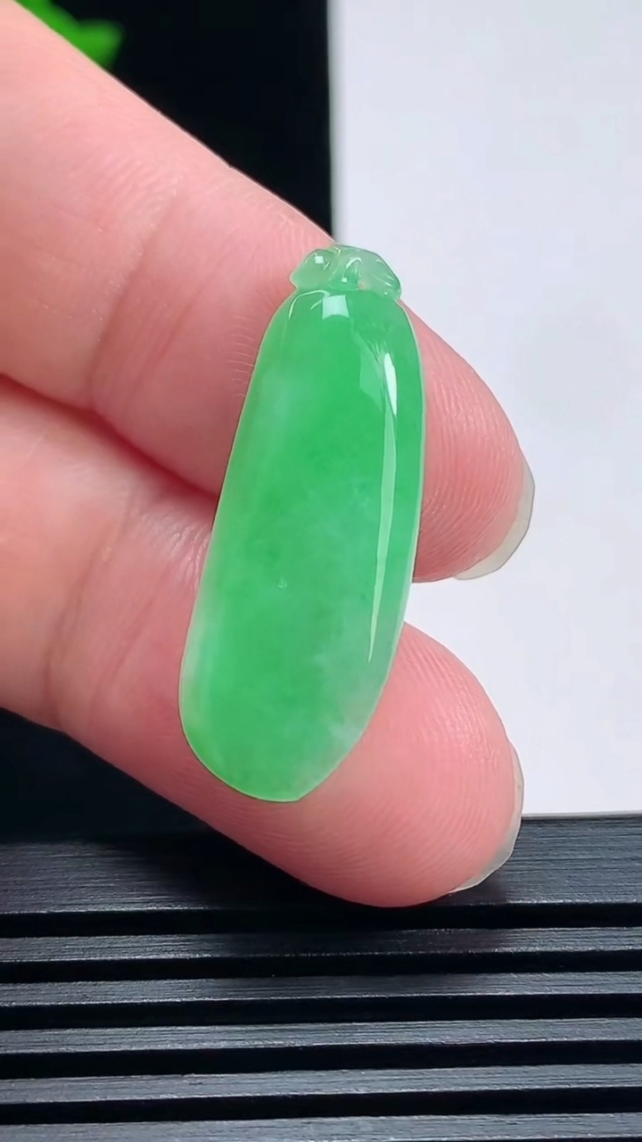 天然A货翡翠福瓜吊坠，尺寸31-11-4.5 重量:3.00g
6月25日