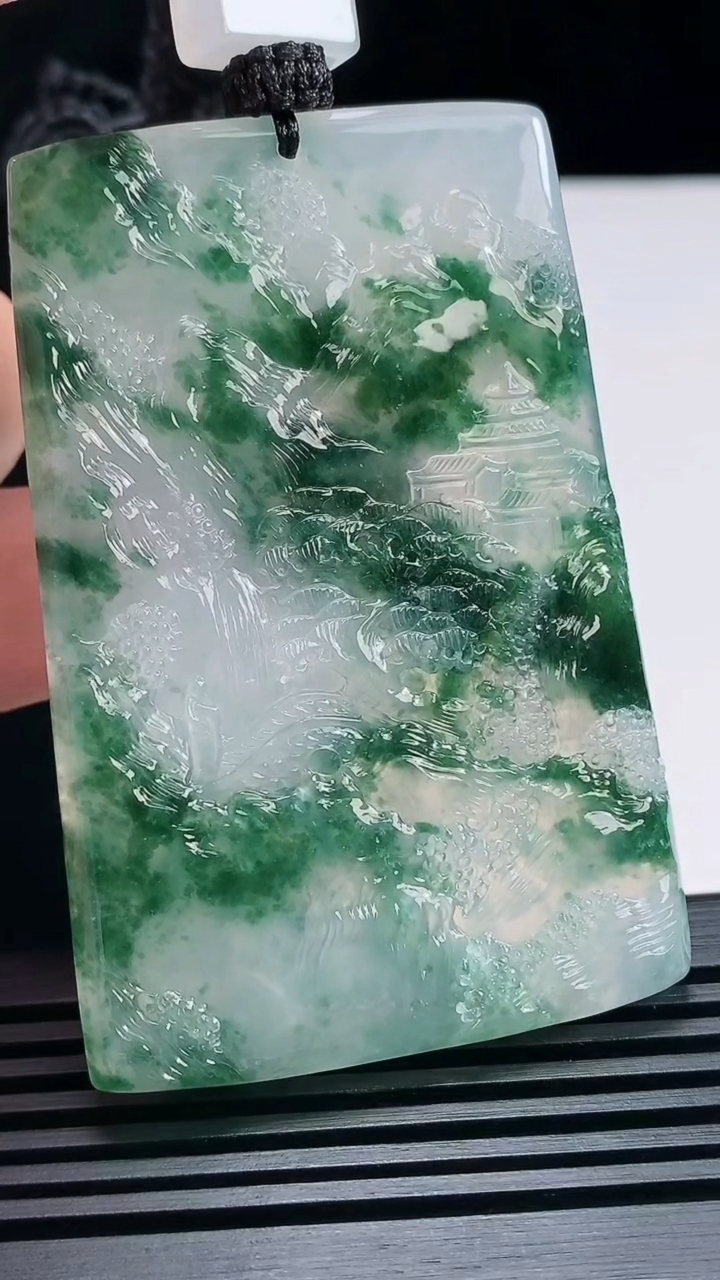 天然A货翡翠种飘花山水牌吊坠，尺寸65-43.6-5.8 重量:51.17g
6月25日