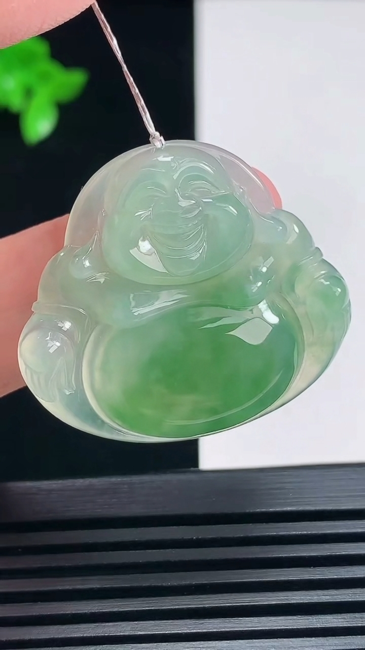 天然A货翡翠种飘花佛公吊坠，尺寸31-34.6-5.6 重量:9.45g
6月25日