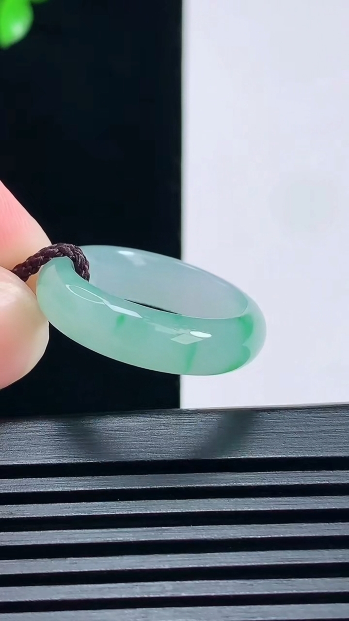 天然A货翡翠玉指环 戒指，尺寸17.5-5.6-3.5 重量:4.00g2026年6月25日
工厂直销收藏佳品,种好水足，色泽均匀，有种有色，上手高大气！