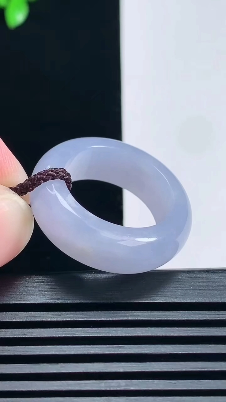 天然A货翡翠冰种紫罗兰玉指环 戒指，尺寸19.5-8.2-4.8 重量:8.71g2026年6月25日
工厂直销收藏佳品,种好水足，色泽均匀，有种有色，上手高大气！