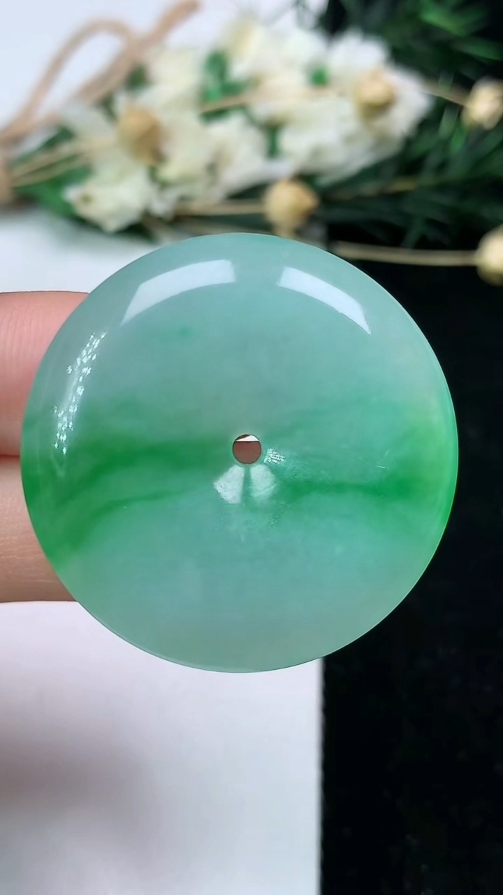 天然A货翡翠平安扣吊坠，尺寸32.7-5.7，重量:12.31g
6月25日