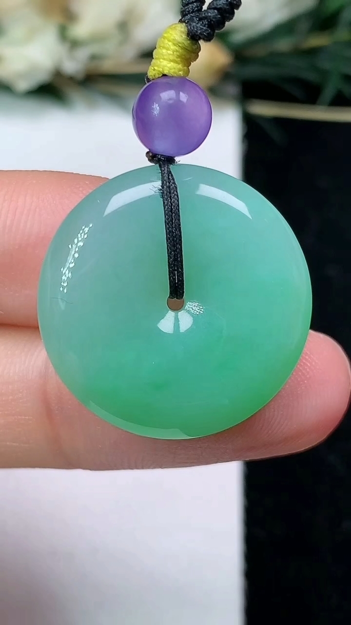 天然A货翡翠平安扣吊坠，尺寸21.7-4.7，重量:5.05g
6月25日