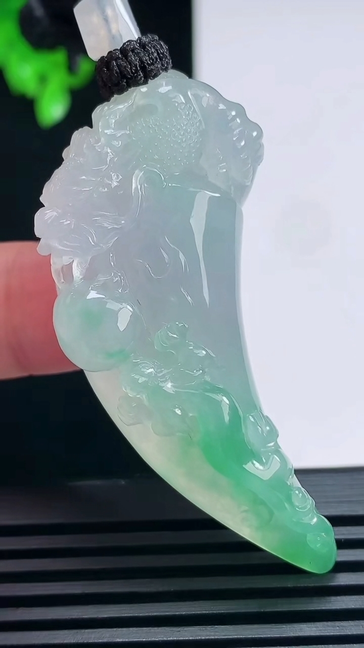 天然A货翡翠龙牙吊坠，尺寸55.5-22-11 重量:27.01g
6月25日