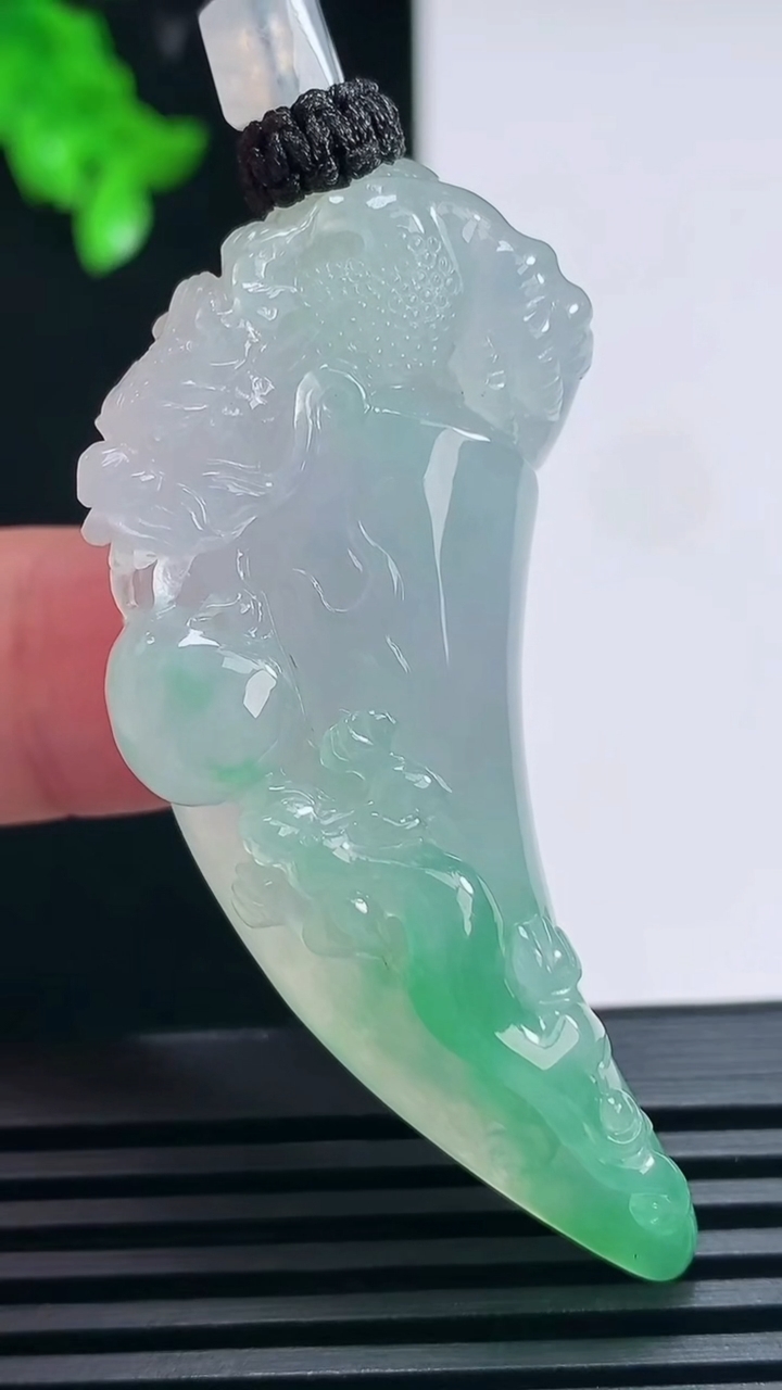 天然A货翡翠龙牙吊坠，尺寸55.5-22-11 重量:27.01g
6月25日