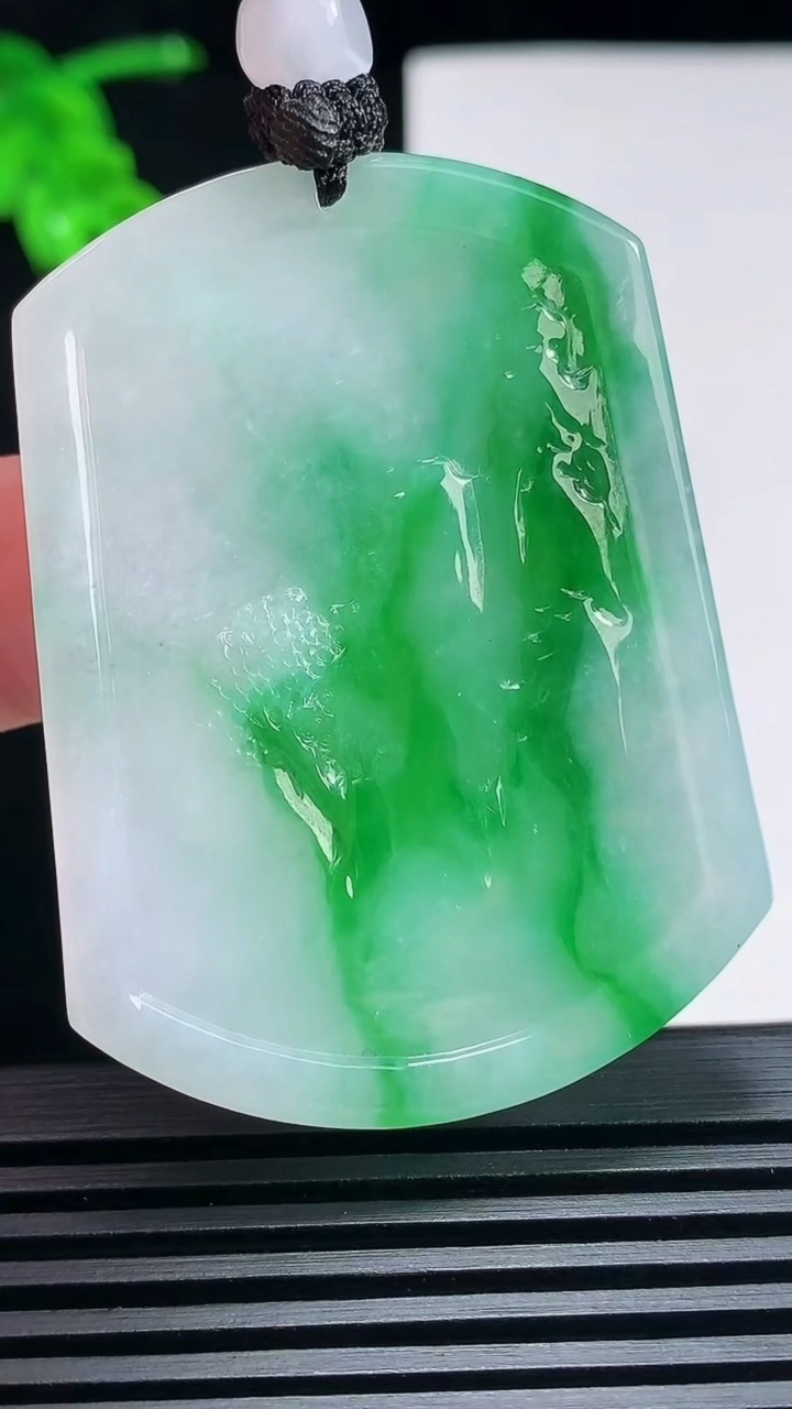 天然A货翡翠山水牌吊坠，尺寸52-39-5.5 重量:30.00g
6月25日