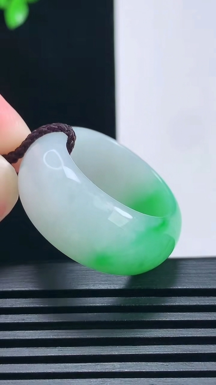 天然A货翡翠玉指环 戒指，尺寸20.3-12-5 重量:12.37g2026年6月25日
工厂直销收藏佳品,种好水足，色泽均匀，有种有色，上手高大气！