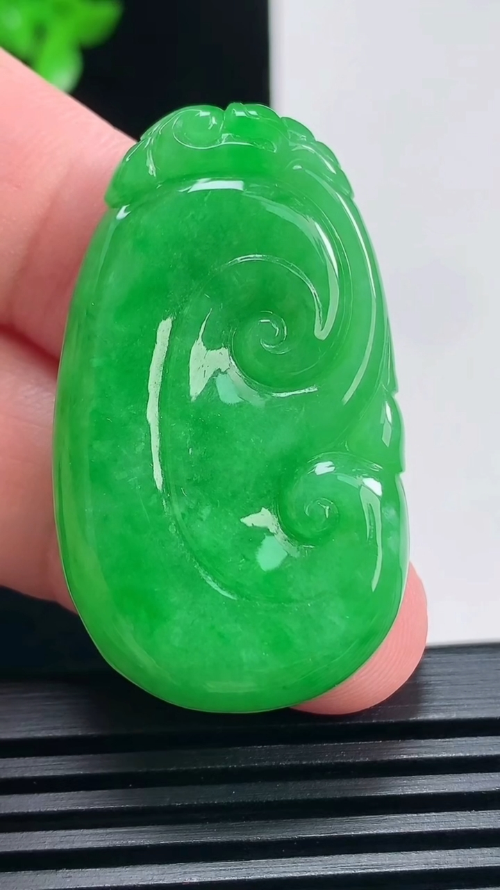 天然A货翡翠如意吊坠，尺寸42-24.6-5.6 重量:13.00g
6月25日