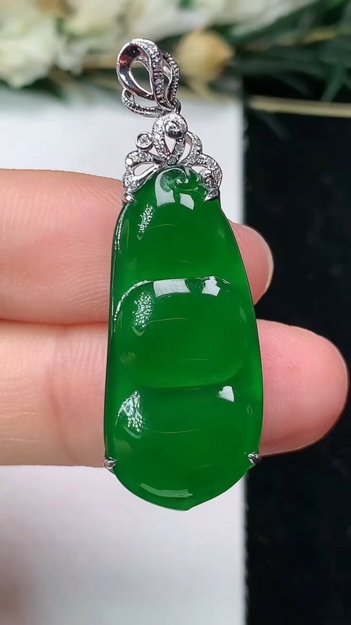 天然A货翡翠福豆吊坠，尺寸27.6-12.6-5.2，重量:3.32g
6月25日