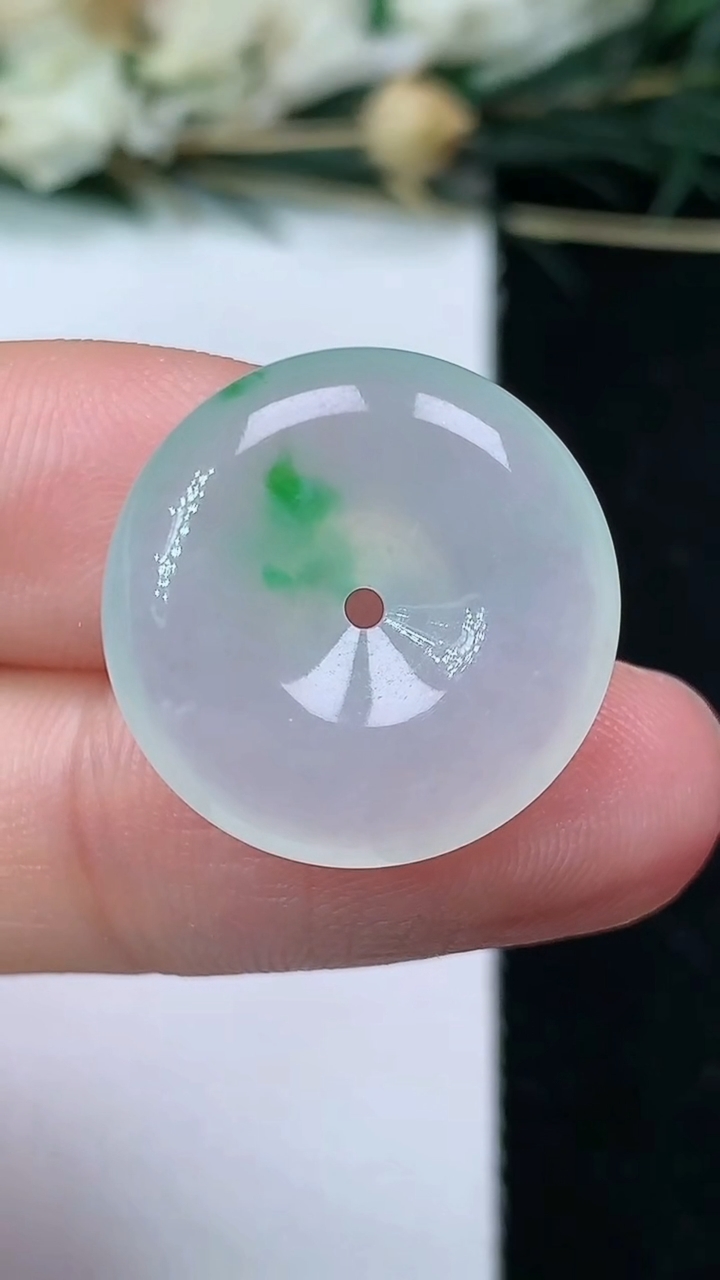 天然A货翡翠平安扣吊坠，尺寸19.2-5.2，重量:3.78g
6月25日