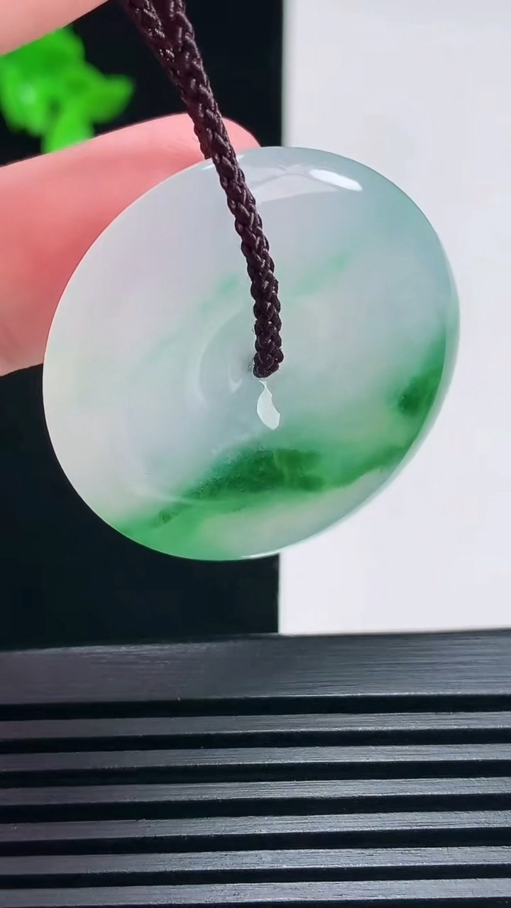 天然A货翡翠平安扣吊坠，尺寸34-6 重量:15.54g
6月25日