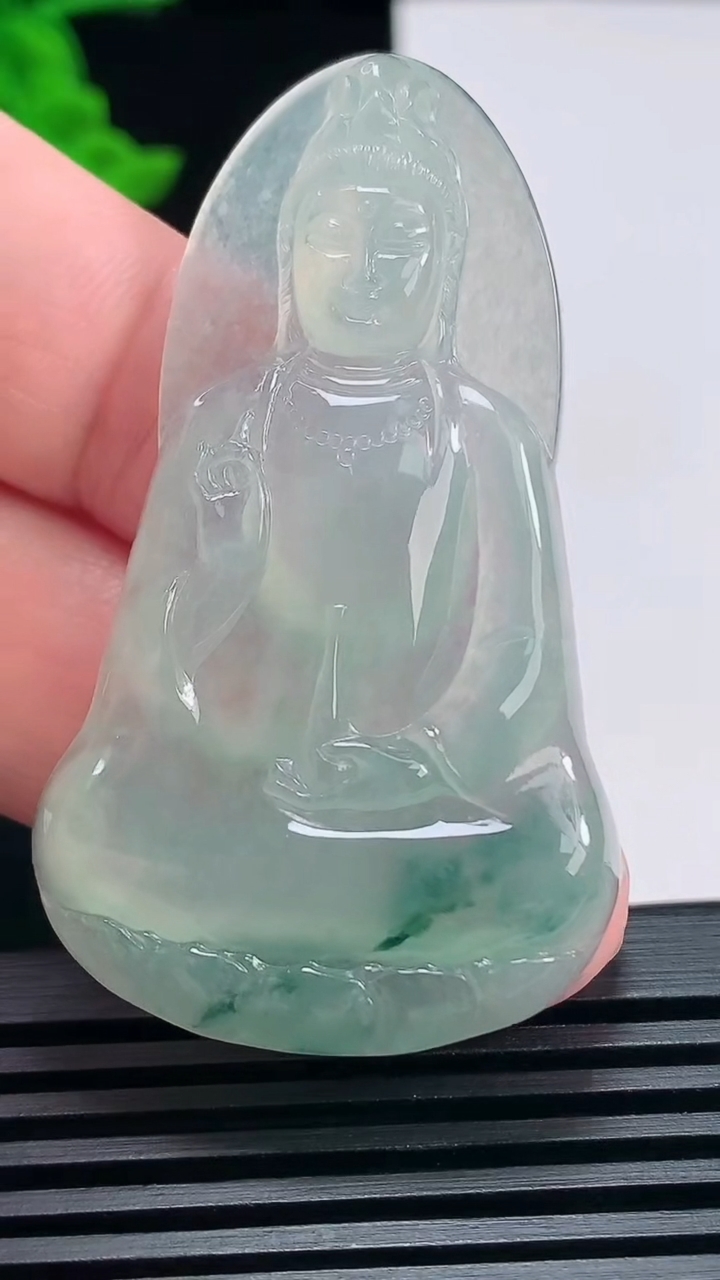 天然A货翡翠冰种飘花素衣观音吊坠，尺寸55-31.6-5.8 重量:17.87g
6月25日