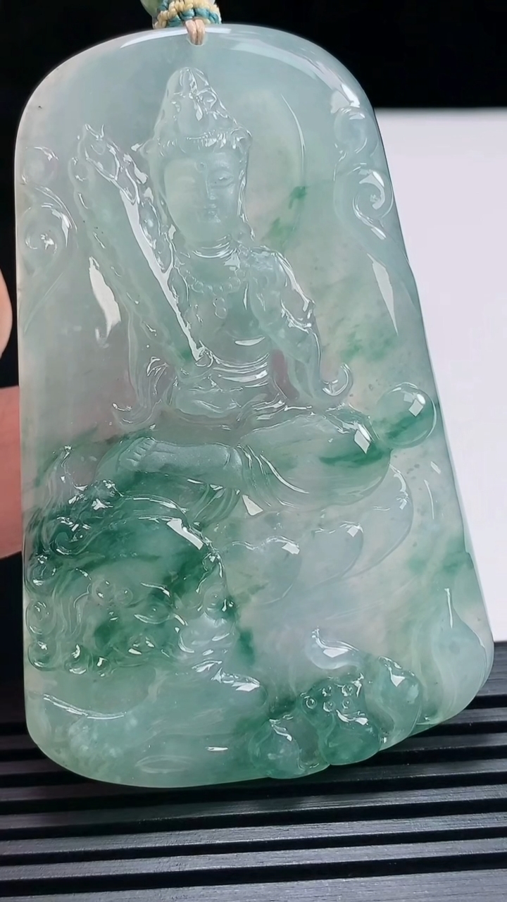 天然A货翡翠种飘花文殊菩萨吊坠，尺寸69-44.5-6.2 重量:46.07g
6月25日