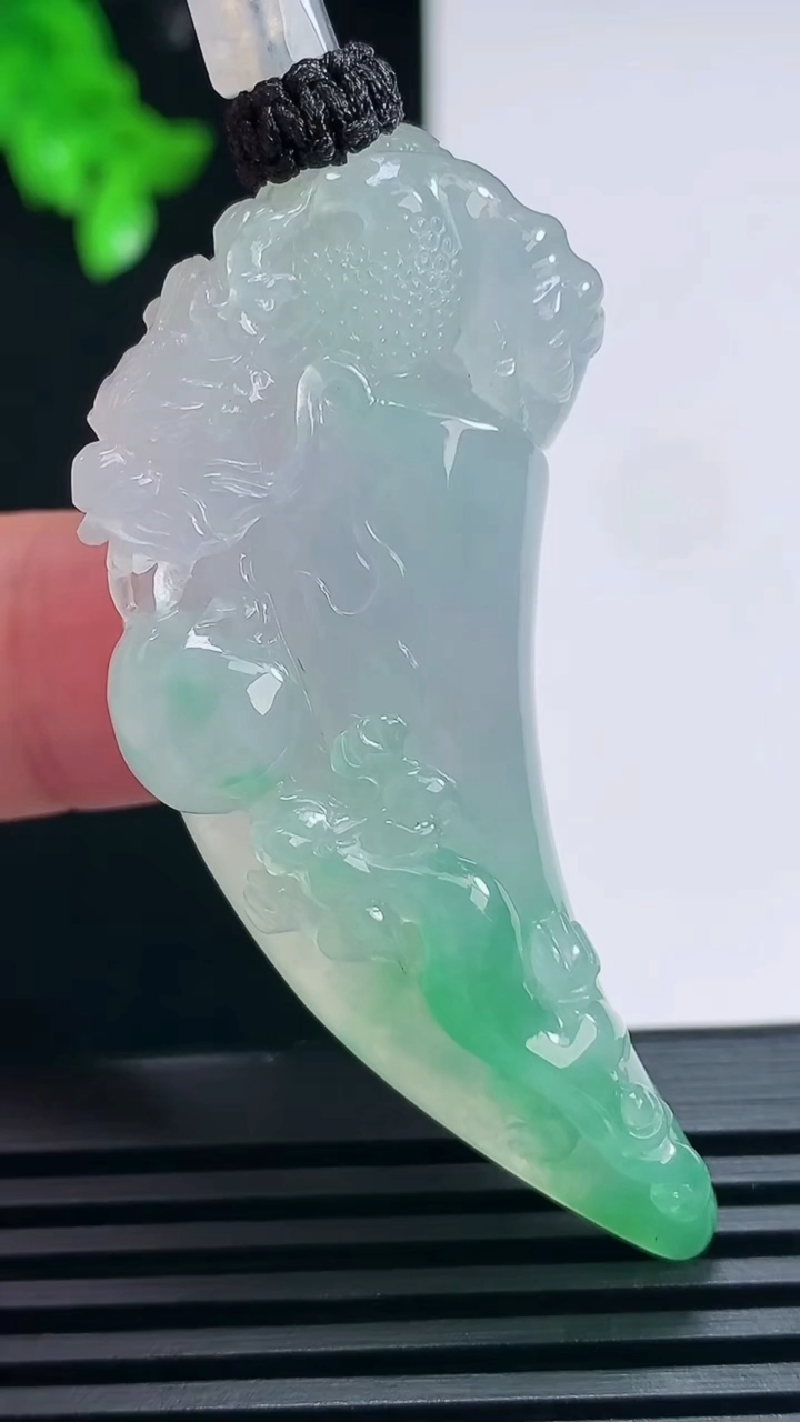 天然A货翡翠龙牙吊坠，尺寸55.5-22-11 重量:27.01g
6月25日