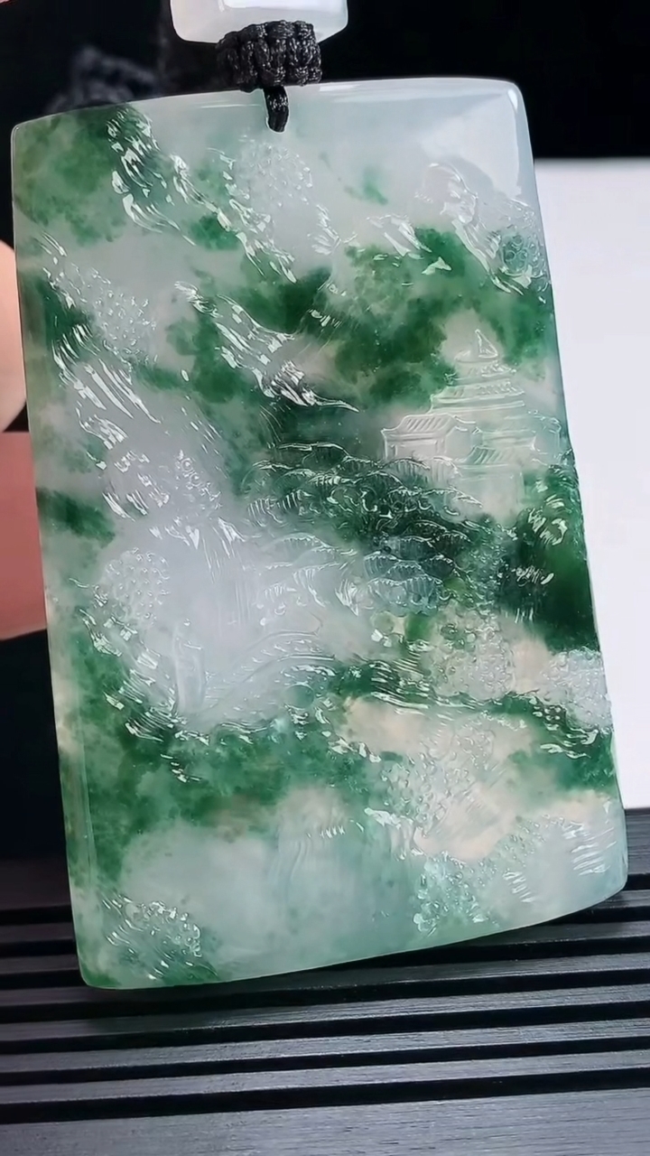 天然A货翡翠种飘花山水牌吊坠，尺寸65-43.6-5.8 重量:51.17g
6月25日