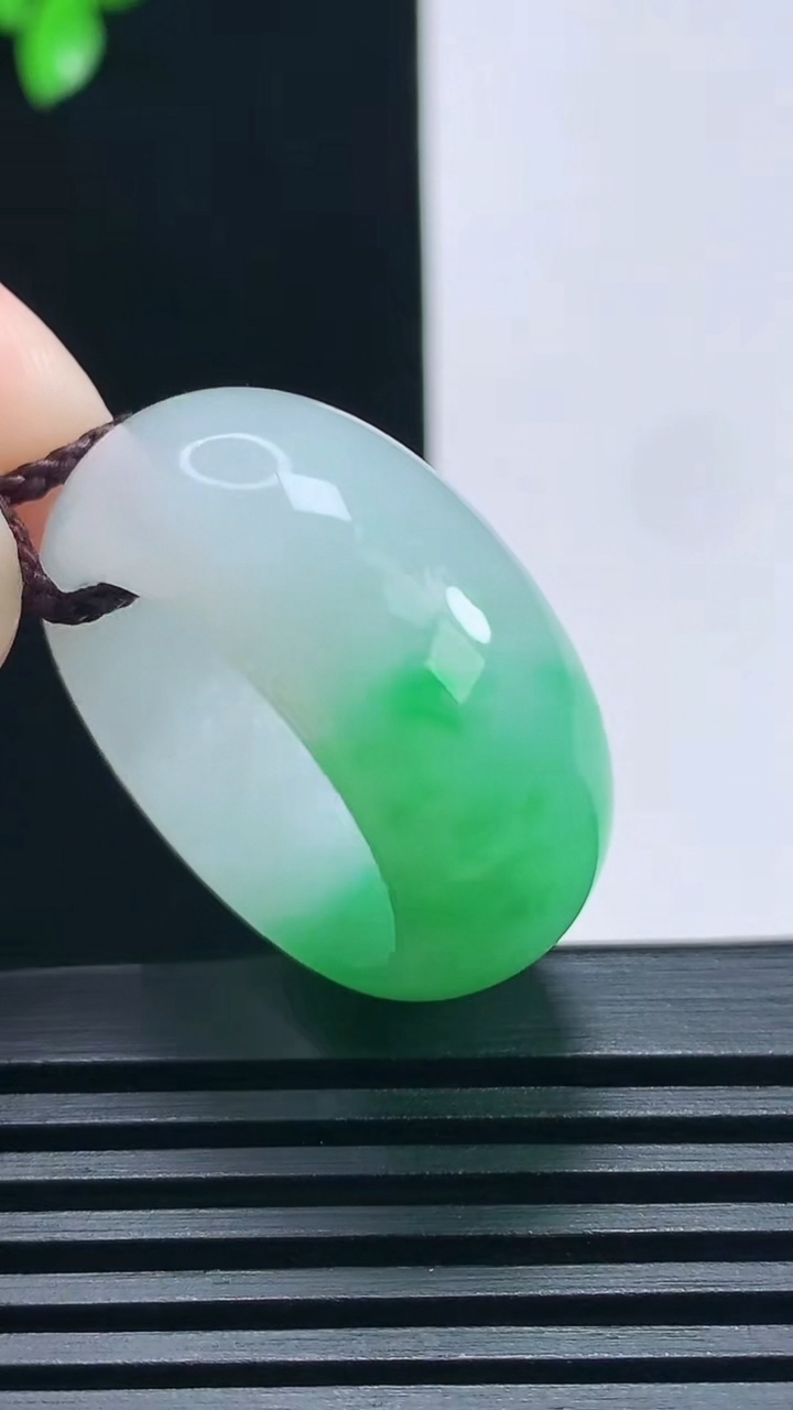 天然A货翡翠玉指环 戒指，尺寸20.3-12-5 重量:12.37g2026年6月25日
工厂直销收藏佳品,种好水足，色泽均匀，有种有色，上手高大气！
