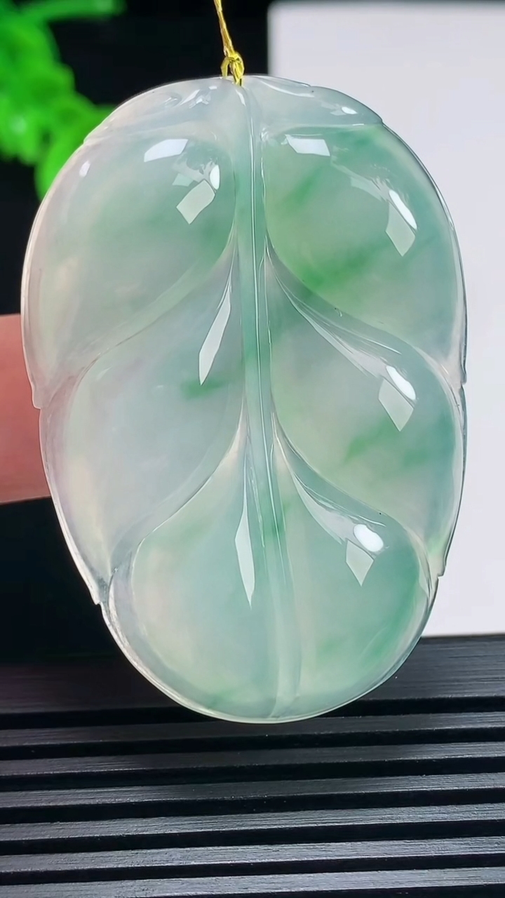天然A货翡翠金枝玉叶 叶子吊坠，尺寸50.8-35-5.5 重量:18.78g
6月25日