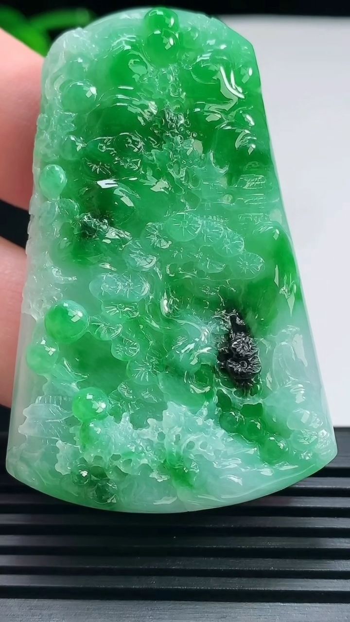 天然A货翡翠山水牌吊坠，尺寸58.6-37.6-10.2 重量:39.05g
6月25日
