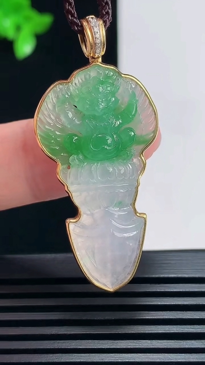 天然A货翡翠不动明王吊坠，尺寸46-21-4.6，裸石37.5-21 重量:6.00g
6月25日
