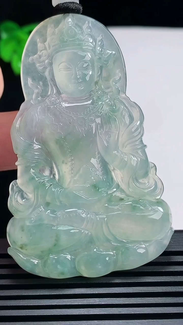 天然A货翡翠种飘花度母菩萨吊坠，尺寸65-41.6-5 重量:28.12g
6月25日