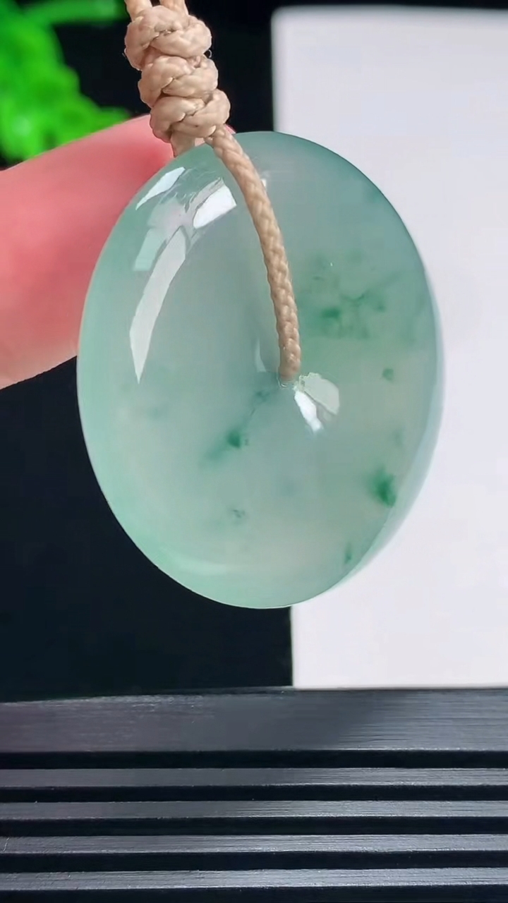 天然A货翡翠种飘花平安扣吊坠，尺寸35.6-5.6 重量:15.87g
6月25日