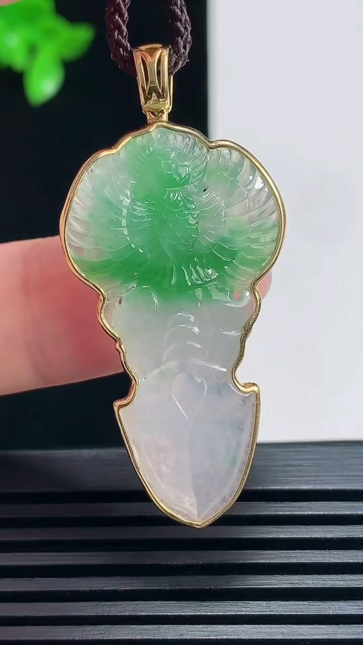 天然A货翡翠不动明王吊坠，尺寸46-21-4.6，裸石37.5-21 重量:6.00g
6月25日