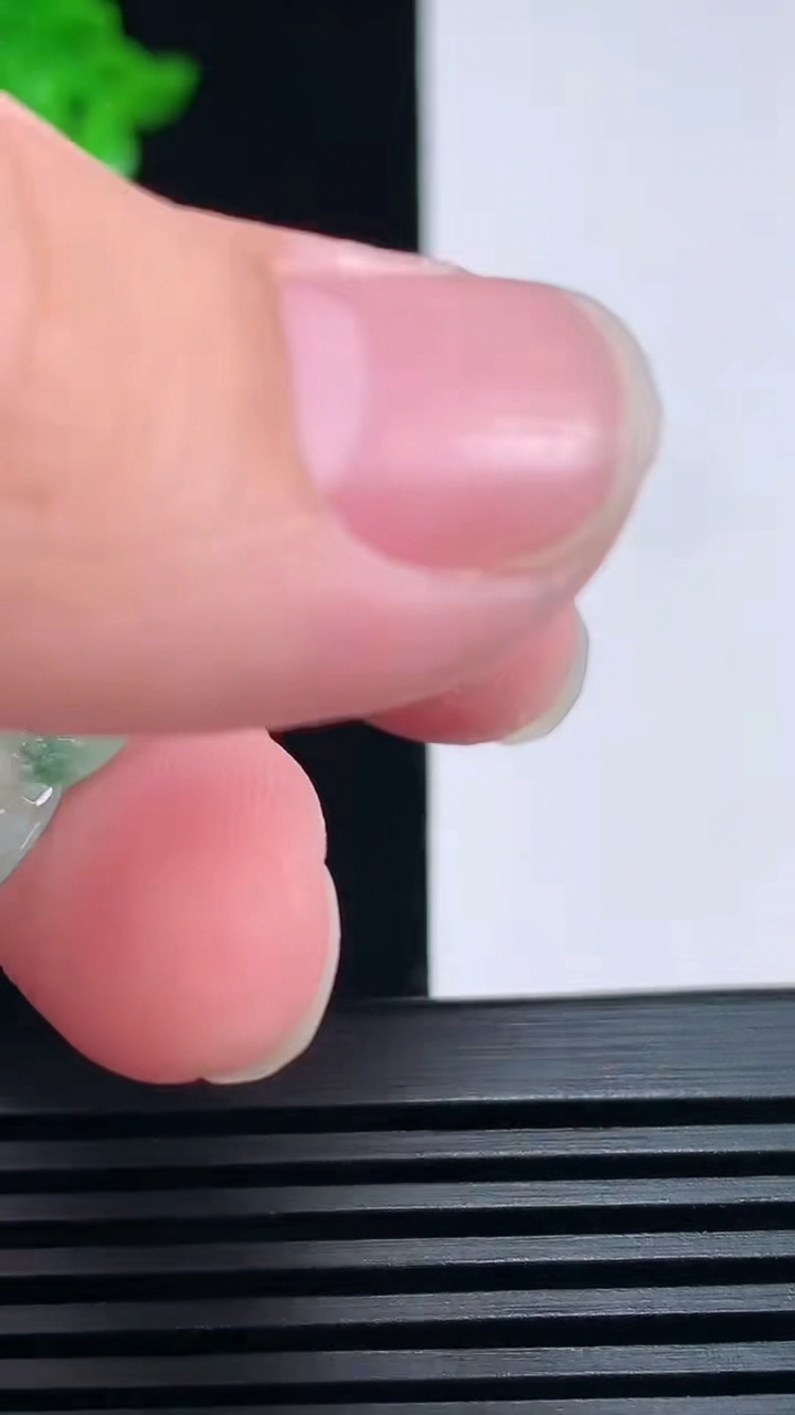 天然A货翡翠龙柱吊坠，尺寸46-20-6.5 重量:8.00g
6月25日