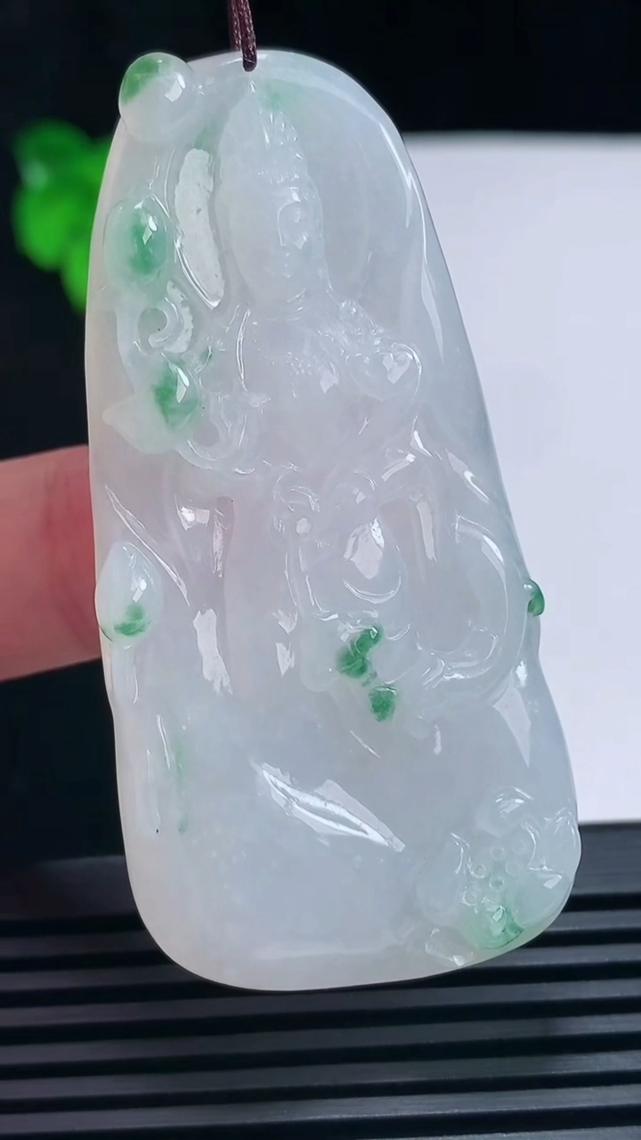天然A货翡翠大势至菩萨吊坠，尺寸62-30.6-7.2 重量:26.08g
6月25日