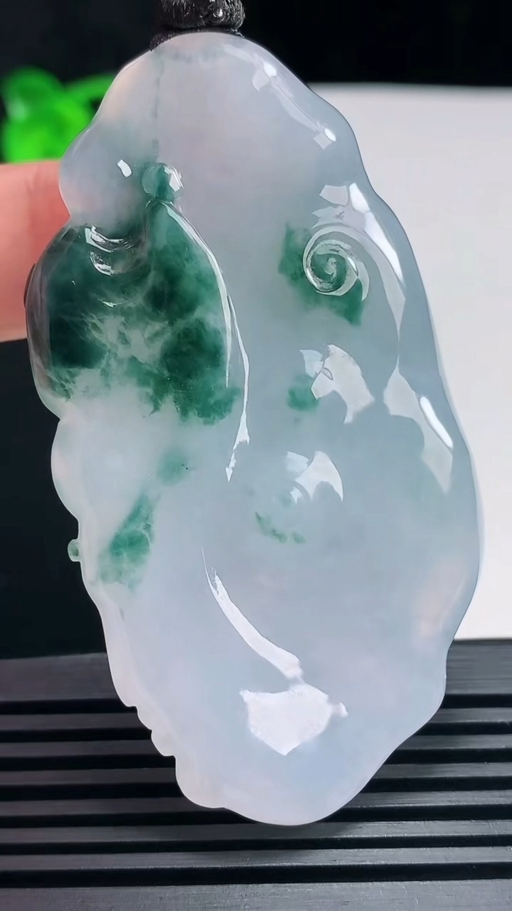 天然A货翡翠种飘花一念之间吊坠，尺寸65.8-37-12.5 重量:52.23g
6月25日
