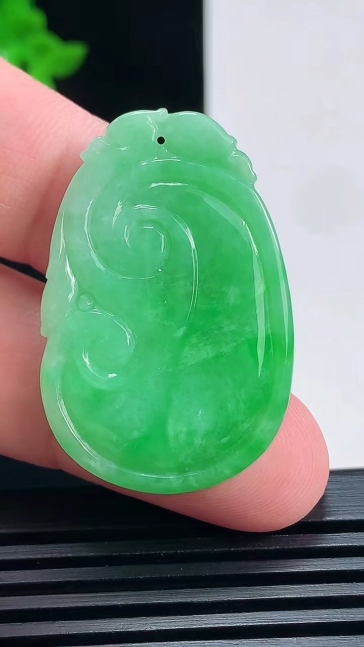 天然A货翡翠如意吊坠，尺寸37-24.5-5 重量:9.19g
6月25日