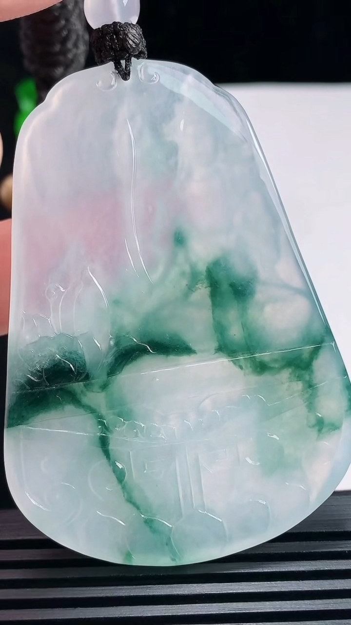 天然A货翡翠种飘花虚空藏菩萨吊坠，尺寸65-46.5-5.5 重量:40.71g
6月25日