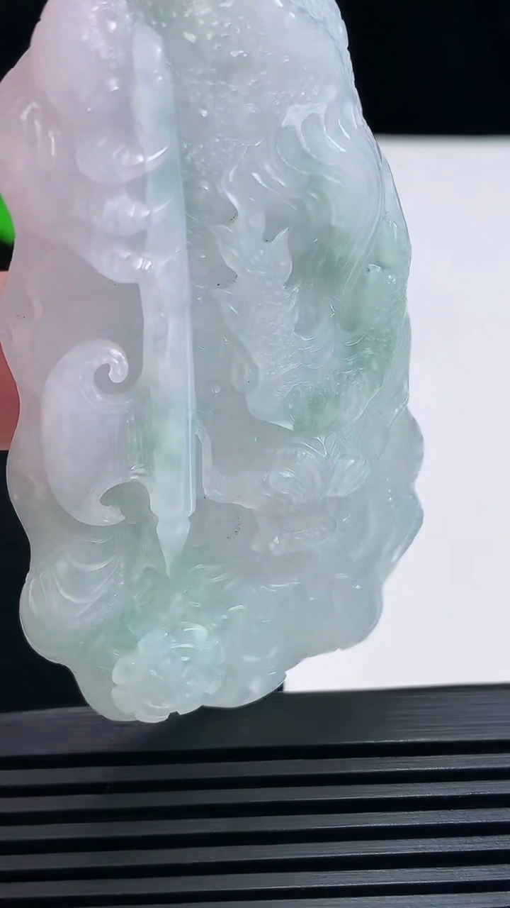 天然A货翡翠飘花龙牌吊坠，尺寸70-42-10 重量:51.57g
6月25日