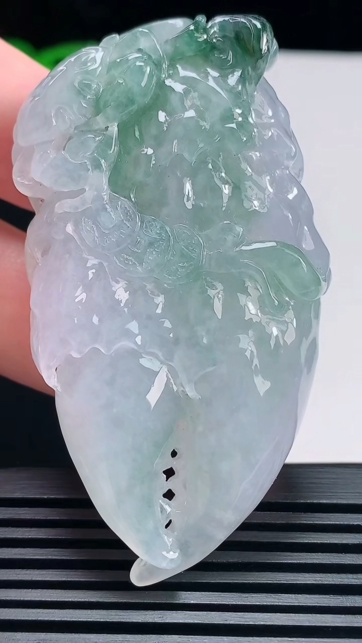 天然A货翡翠飘花富甲一方 蟹钳吊坠，尺寸69-35.8-12 重量:58.74g
6月25日