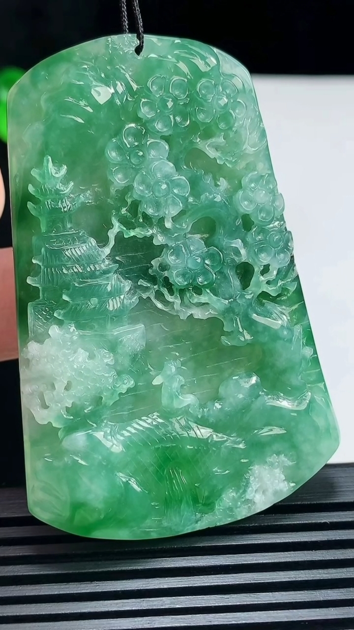 天然A货翡翠山水牌吊坠，尺寸65-43.2-6.2 重量:37.83g
6月25日