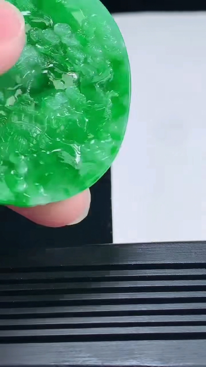 天然A货翡翠山水 龙牌吊坠，尺寸51-43.2-5.6 重量:24.00g
6月25日