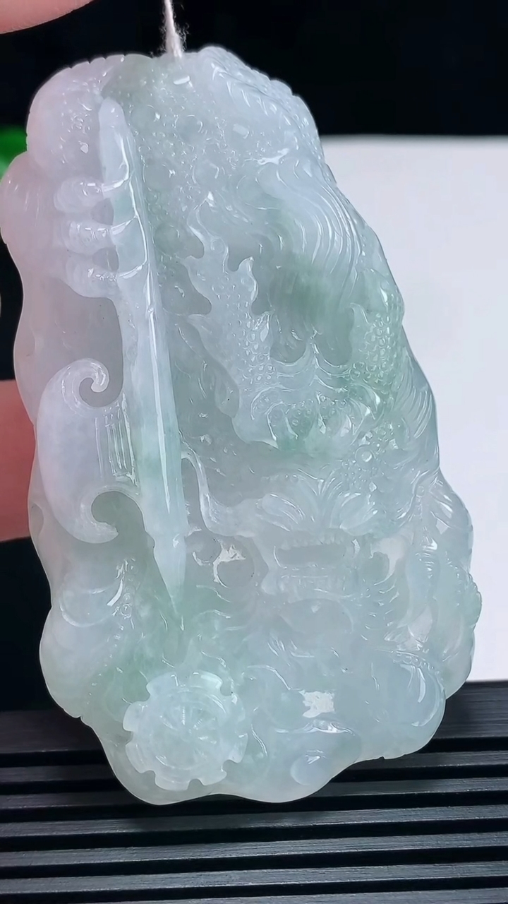 天然A货翡翠飘花龙牌吊坠，尺寸70-42-10 重量:51.57g
6月25日