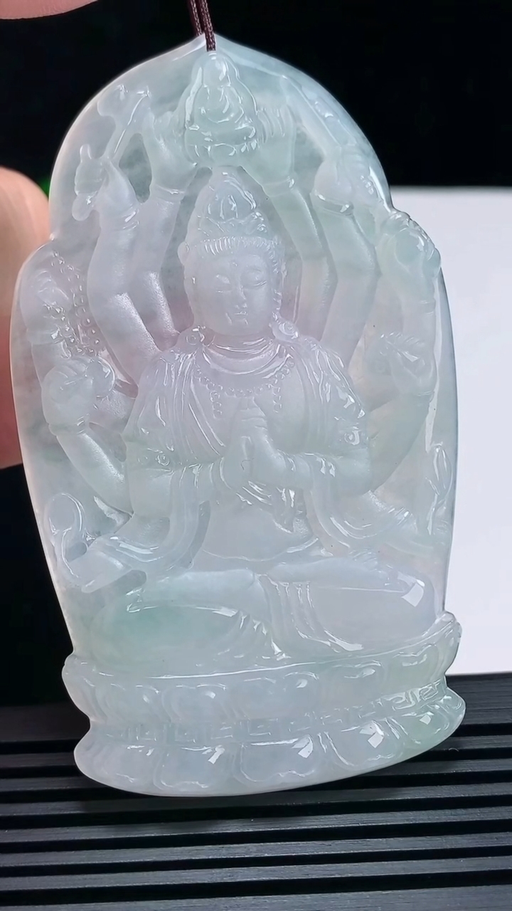 天然A货翡翠千手观音菩萨吊坠，尺寸80-47-5.2 重量:38.84g
6月25日