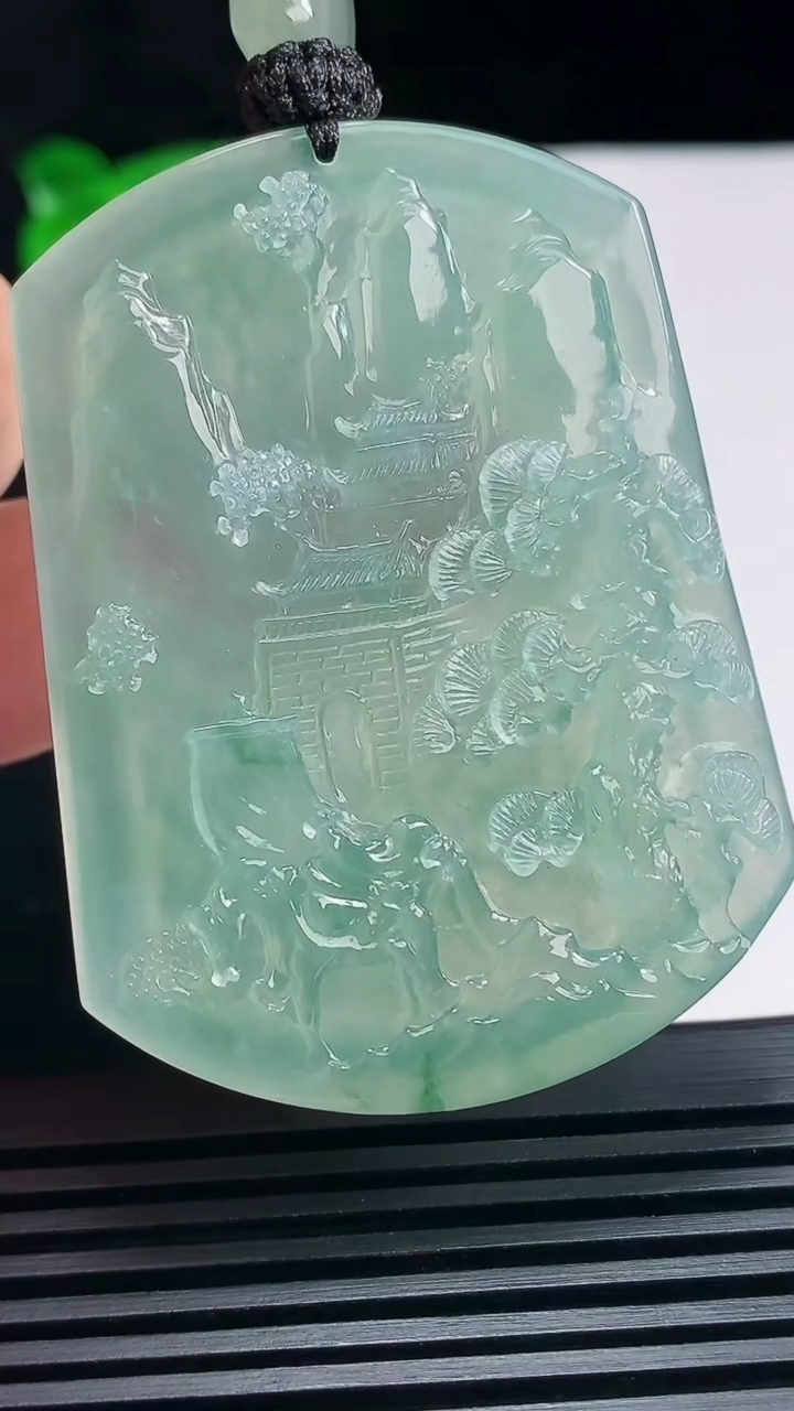天然A货翡翠山水牌吊坠，尺寸56-43-6.5 重量:41.86g
6月25日