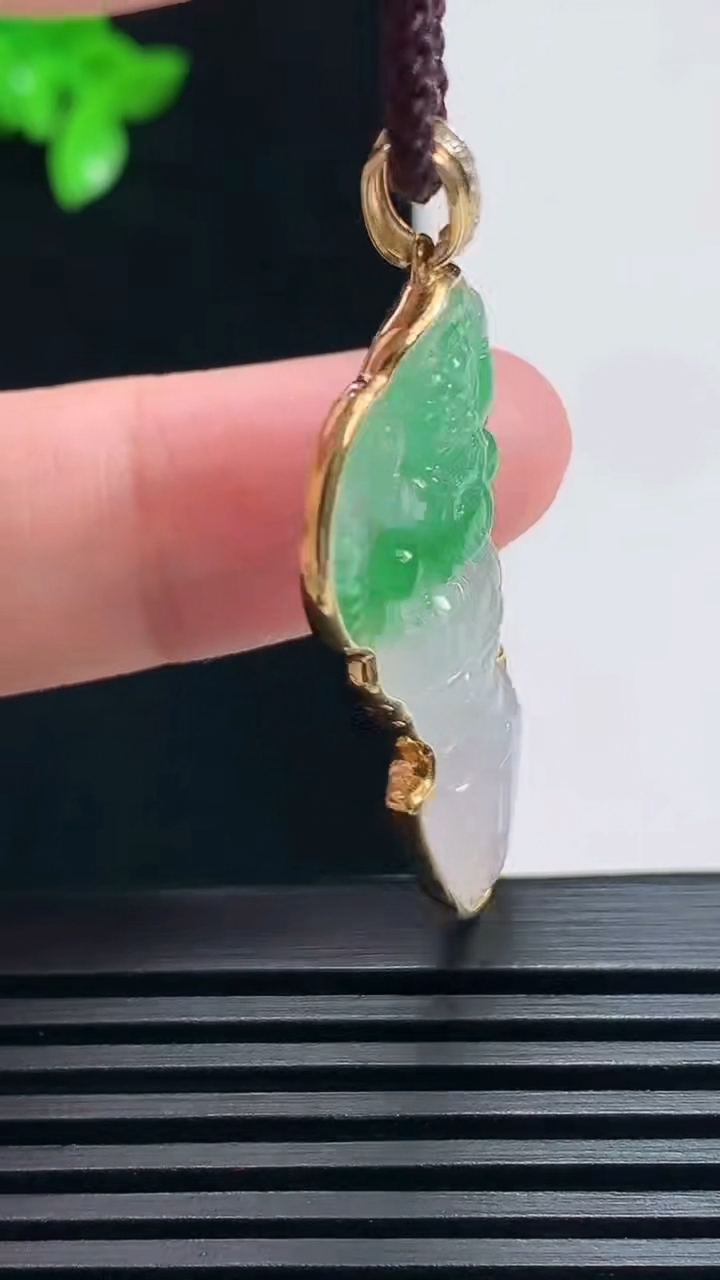 天然A货翡翠不动明王吊坠，尺寸46-21-4.6，裸石37.5-21 重量:6.00g
6月25日