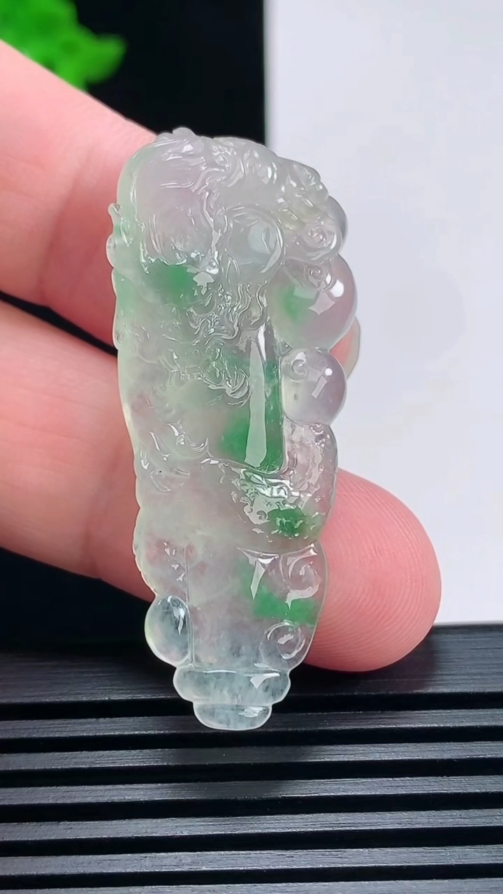 天然A货翡翠龙柱吊坠，尺寸46-20-6.5 重量:8.00g
6月25日