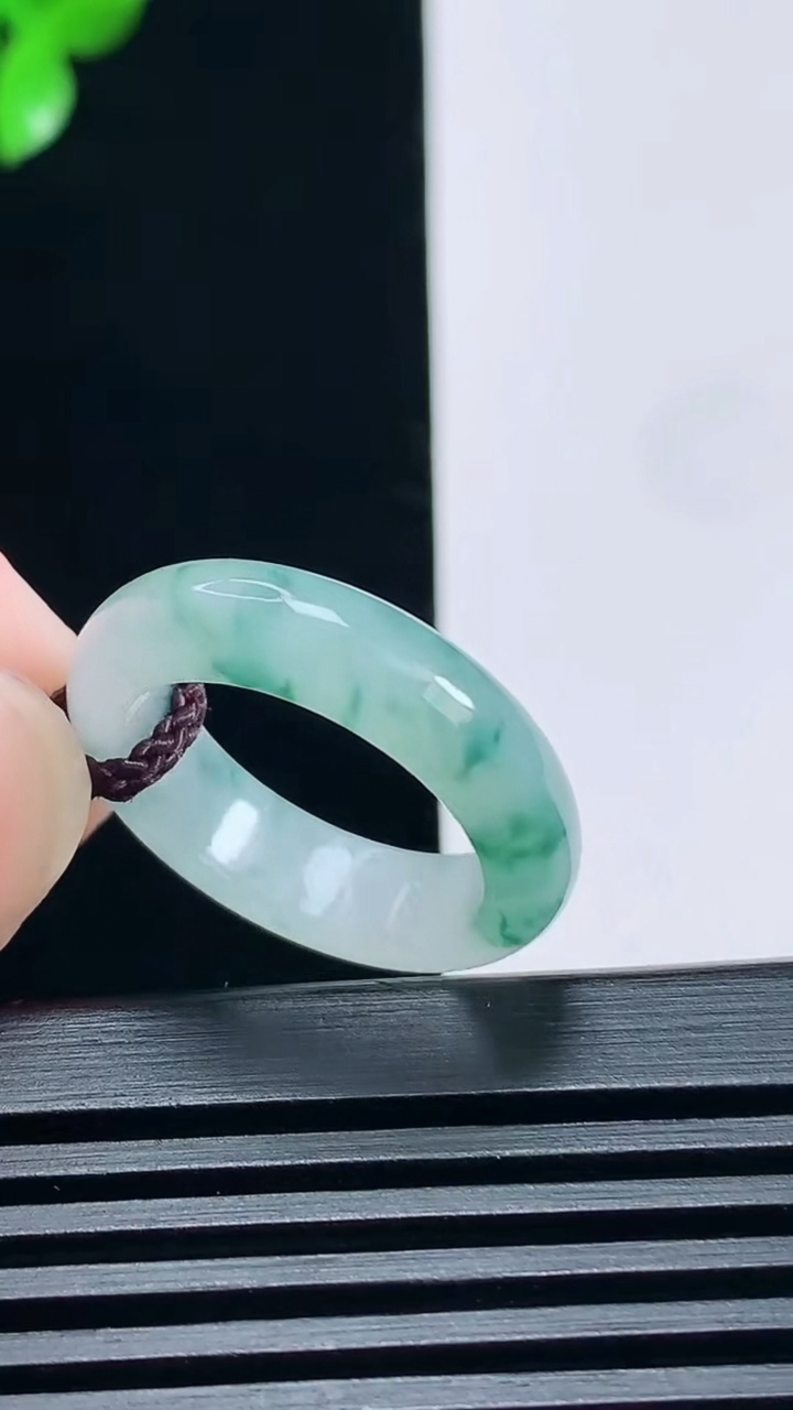 天然A货翡翠冰种飘花玉指环 戒指，尺寸18-5.6-3.6 重量:4.00g2026年6月25日
工厂直销收藏佳品,种好水足，色泽均匀，有种有色，上手高大气！