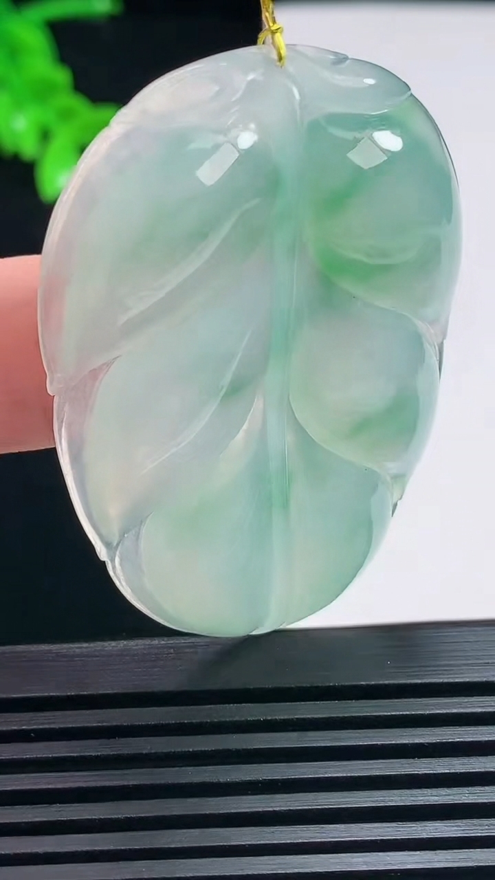 天然A货翡翠金枝玉叶 叶子吊坠，尺寸50.8-35-5.5 重量:18.78g
6月25日