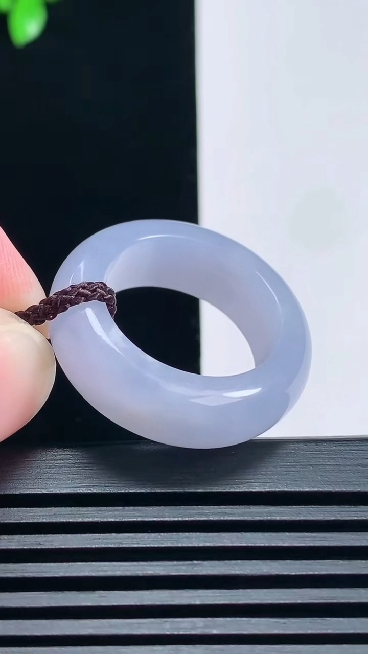 天然A货翡翠冰种紫罗兰玉指环 戒指，尺寸19.5-8.2-4.8 重量:8.71g2026年6月25日
工厂直销收藏佳品,种好水足，色泽均匀，有种有色，上手高大气！