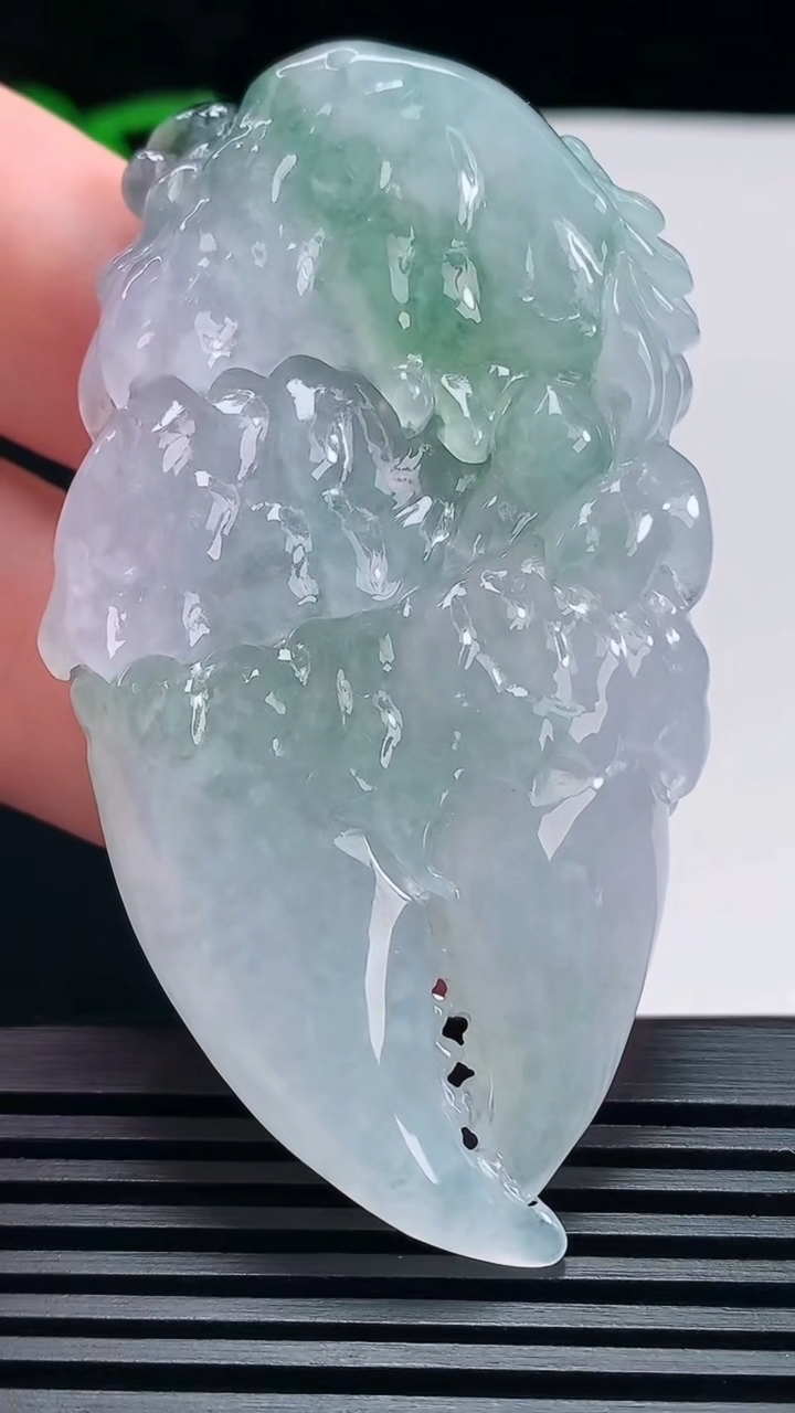 天然A货翡翠飘花富甲一方 蟹钳吊坠，尺寸69-35.8-12 重量:58.74g
6月25日