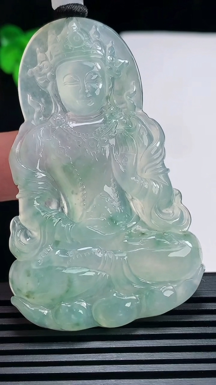 天然A货翡翠种飘花度母菩萨吊坠，尺寸65-41.6-5 重量:28.12g
6月25日