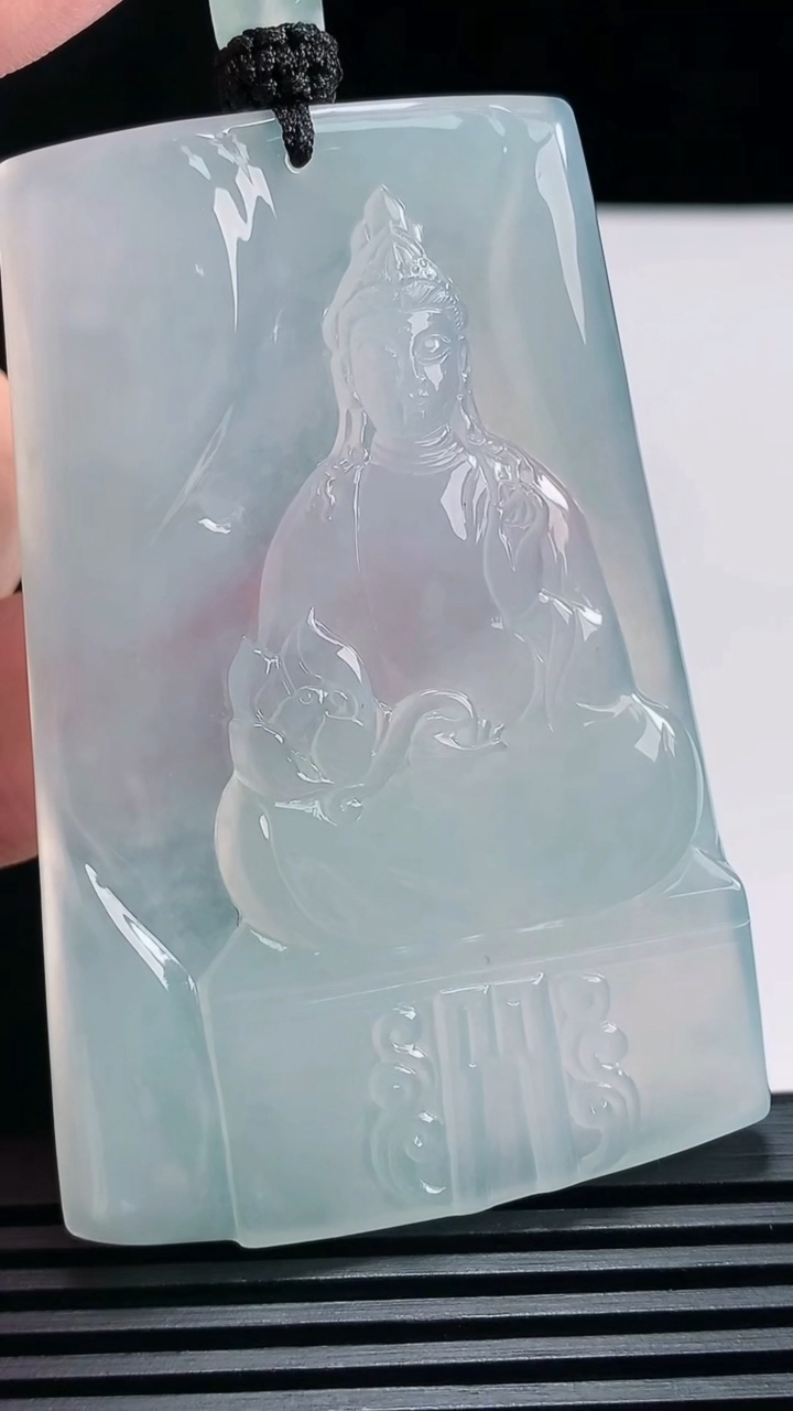 天然A货翡翠大势至菩萨吊坠，尺寸66-44.6-5.5 重量:43.85g
6月25日