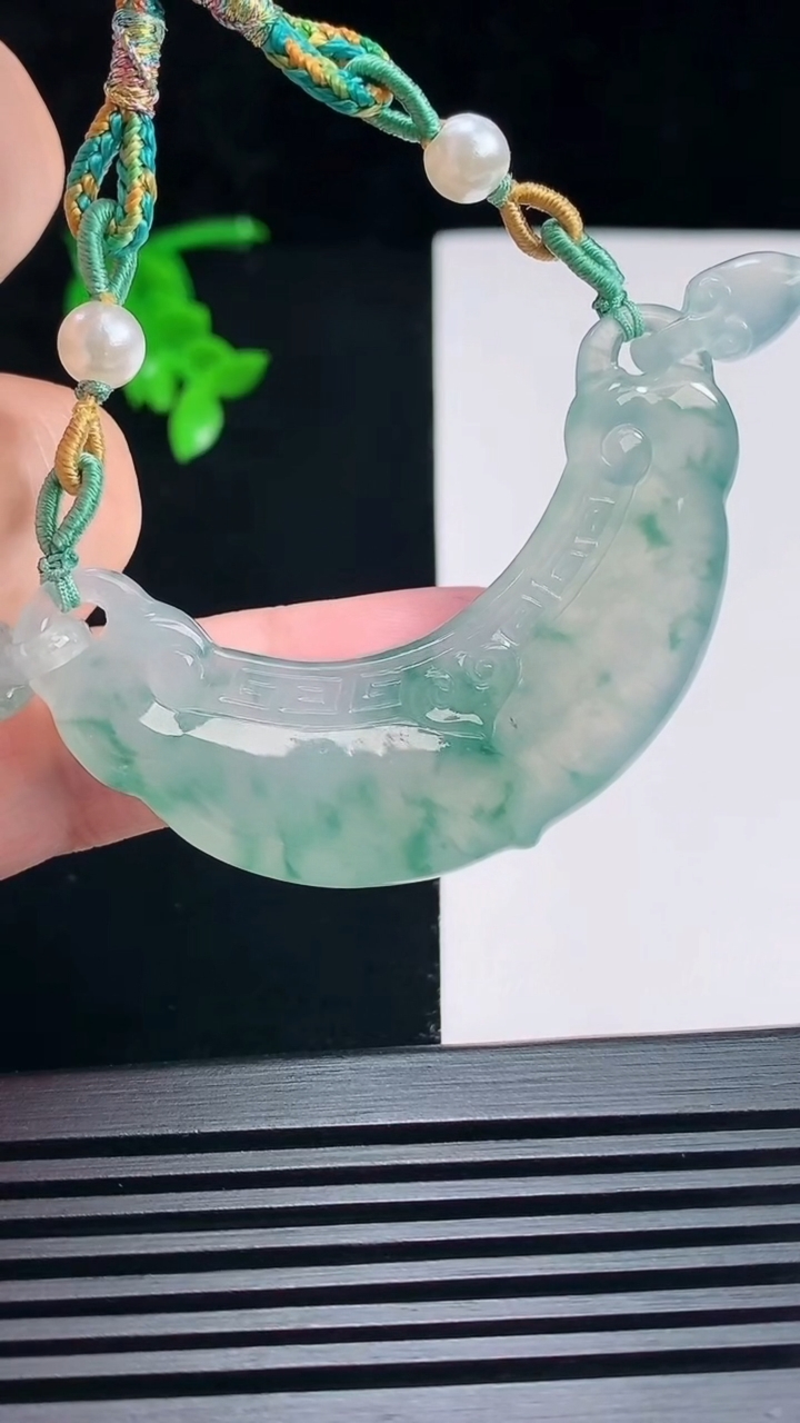 天然A货翡翠种飘花平安锁吊坠，尺寸56.5-18-6 重量:23.98g
6月25日