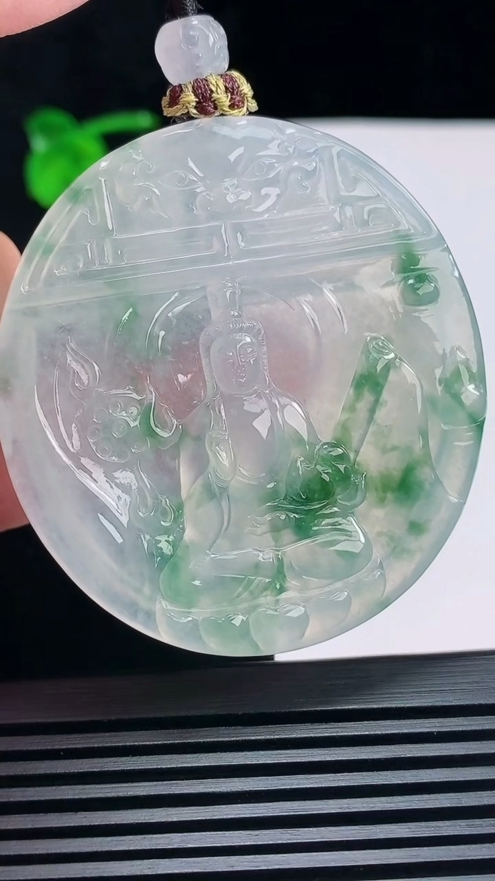 天然A货翡翠种飘花大势至菩萨吊坠，尺寸55-51-5.2 重量:34.53g
6月25日